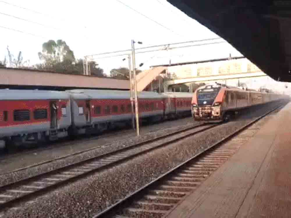 पहली वंदे भारत स्लीपर ट्रेन गुवाहाटी-कोलकाता के बीच चलेगी The first Vande Bharat sleeper train will run between Guwahati and Kolkata.
