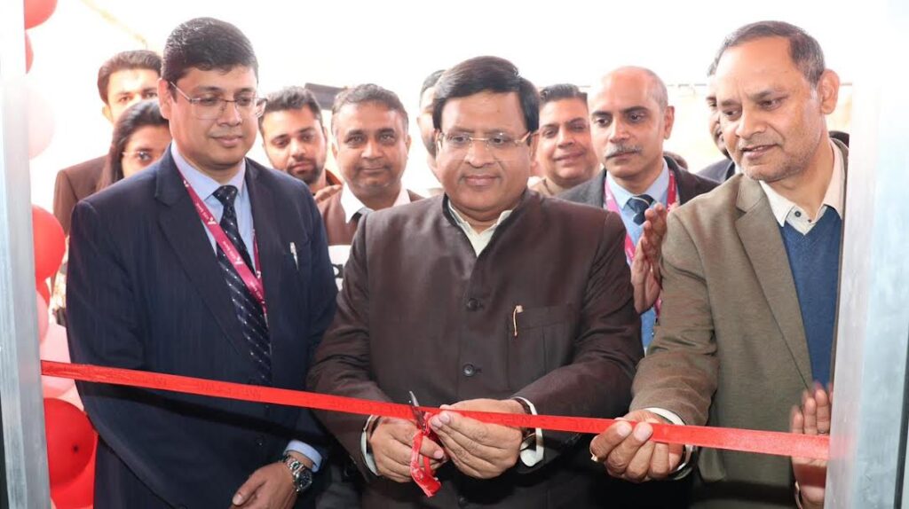 Cabinet Minister Vipul Goyal inaugurated the new branch of Axis Bank in Sector-2.