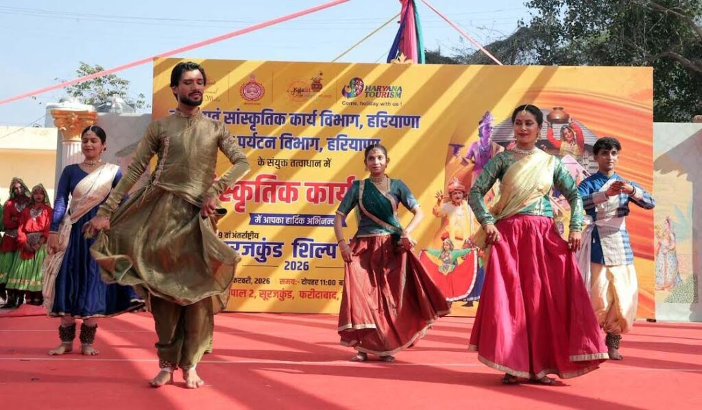 Cultural colours were spread at the small Chaupal of the fair, the spectators thoroughly enjoyed it.