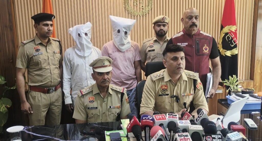 The main accused in the Sarurpur gold robbery was arrested after an encounter. He had been absconding since the 64 lakh rupee robbery.