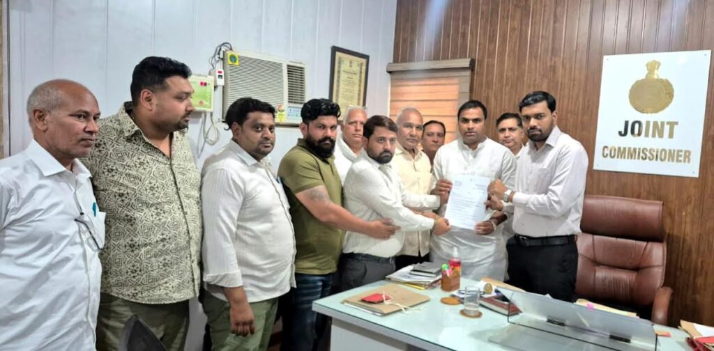 Congress leader Girish Bhardwaj submitted a memorandum to the Joint Commissioner regarding basic facilities.
