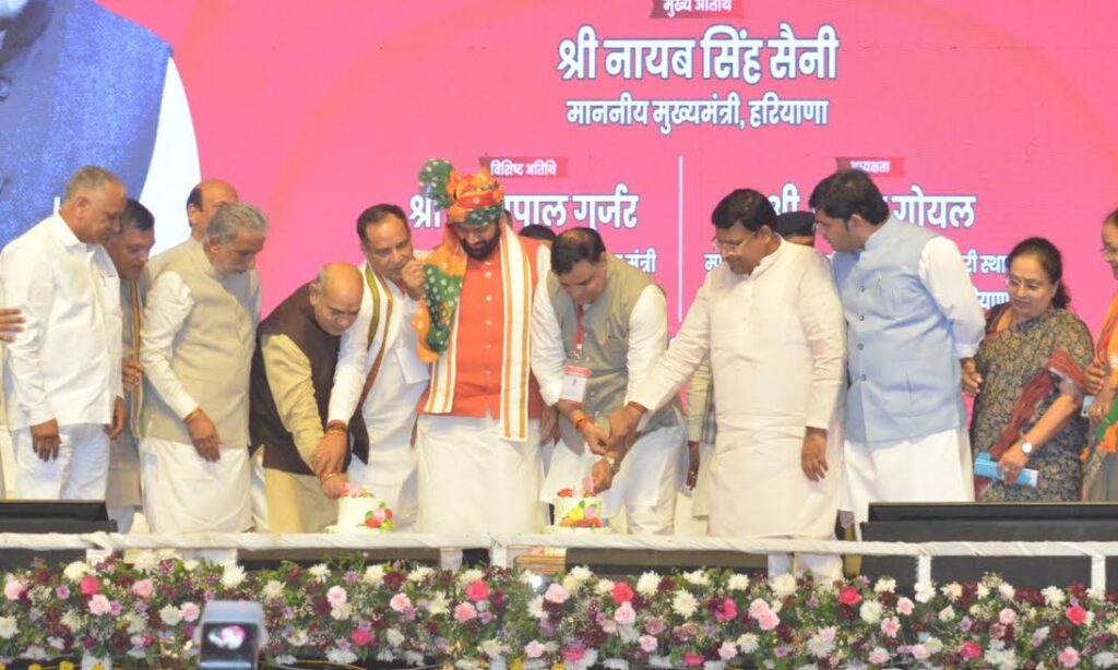 Chief Minister Saini wished BJP District President Pankaj Poojan Rampal on his birthday by cutting the cake at the rally.