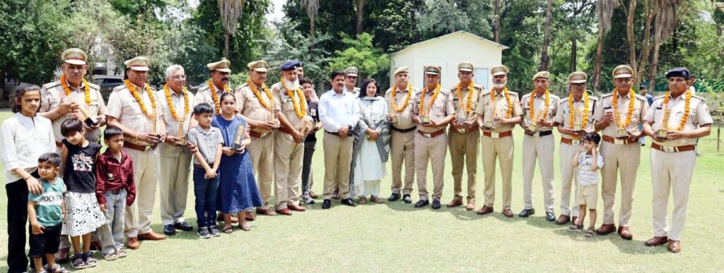 15 पुलिसकर्मी हुए सेवानिवृत्त, पुलिस आयुक्त कार्यालय में विदाई समारोह का आयोजन 15 policemen retired, farewell ceremony organised at Police Commissioner's office