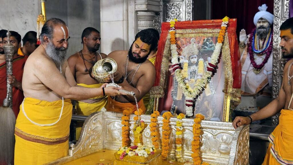Shri Hanuman Janmotsav was celebrated with great pomp at Shri Siddhadata Ashram.