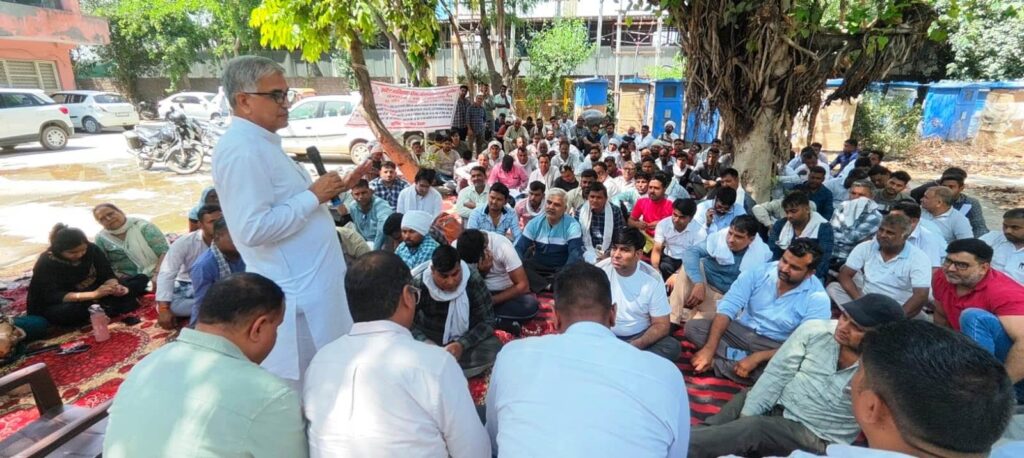 There is no legal hurdle in regularizing contract workers: Subhash Lamba