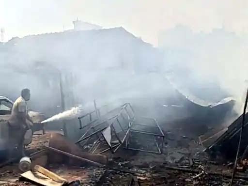 शार्ट सर्किट से तीन फैक्ट्रियों में लगी आग, लाखों का नुकसान Fire broke out in three factories due to short circuit, causing loss of lakhs