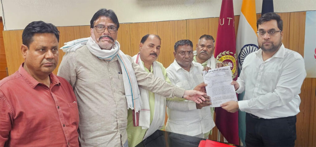 आगजनी में मारे गए लोगों के आश्रितों को न्याय दिलाने हेतु उपायुक्त को सौंपा ज्ञापन आगजनी में मारे गए लोगों के आश्रितों को न्याय दिलाने हेतु उपायुक्त को सौंपा ज्ञापन