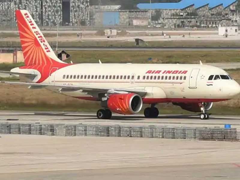एअर इंडिया की दिल्ली-बेंगलुरु फ्लाइट रनवे से टकराई:लैंडिंग के दौरान हादसा Air India Delhi-Bengaluru flight hits runway: Accident during landing