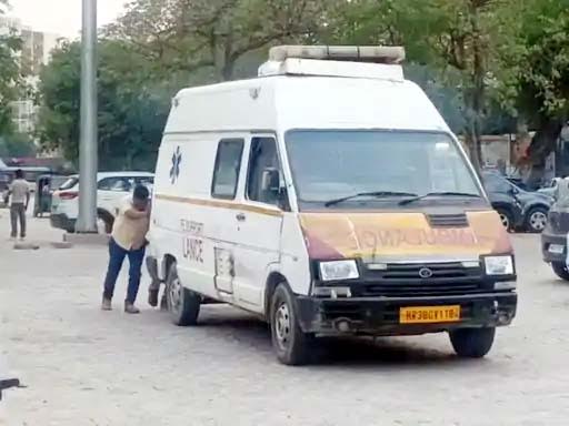 अस्पताल कर्मियों ने एम्बुलेंस को लगाया धक्का, इमरजेंसी सेवाओं पर उठे सवाल Itutulak na staff na ospital so ambulansya, ya mamapawala na tepet nipaakar ed emergency services