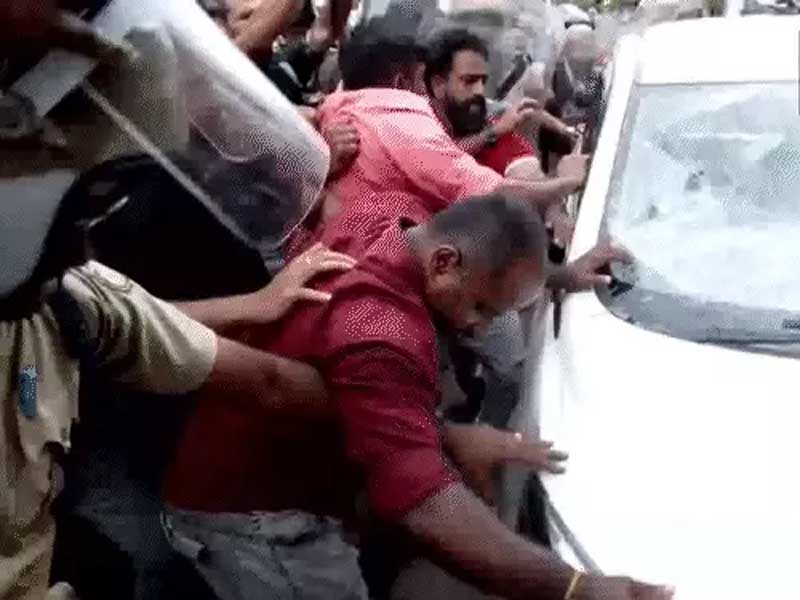 विजयन समर्थकों का ED टीम पर हमला:लाठी-पत्थर बरसाए, गाड़ी तोड़ी Vijayan supporters attack ED team, pelt stones, vandalise vehicle