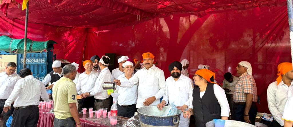 कोर्ट परिसर में लगे ठंडे व मीठे पानी की छबील का आयोजन Organising a stall for cold and sweet water in the court premises
