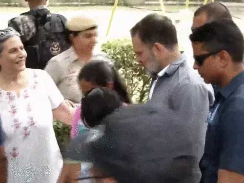 राहुल ने दिल्ली में ऑटो ड्राइवरों के साथ खाना खाया:यूनिफॉर्म पहनी Rahul Gandhi dines with auto drivers in Delhi, wearing uniform