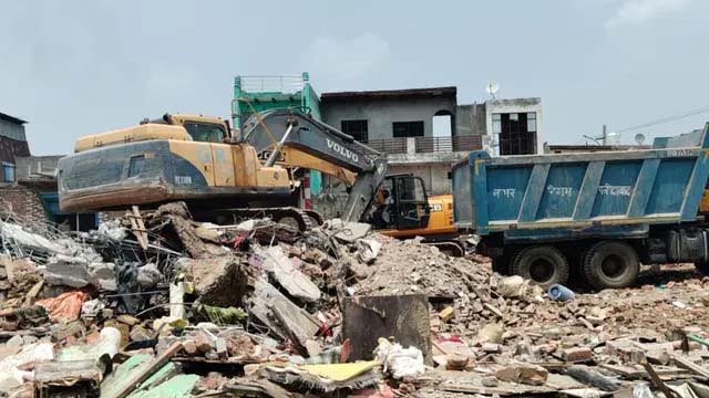 मस्जिद के बाद आशियानों की बारी; लोग खुद खाली करने लगे घर After the mosque, it was the turn of the homes; people began evacuating their homes on their own.