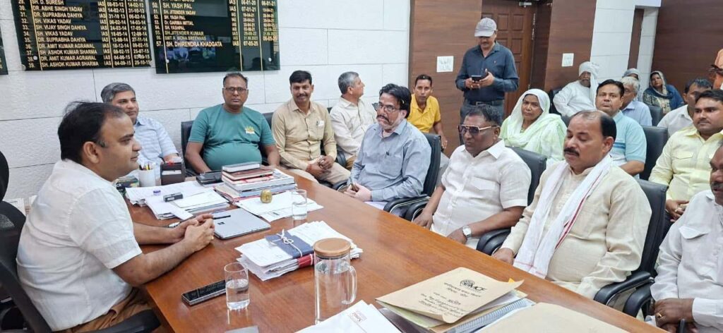निगमायुक्त व कर्मचारी संघ नेताओं के बीच हुई शिष्टाचार मुलाकात A courtesy meeting was held between the Municipal Commissioner and the employees union leaders.