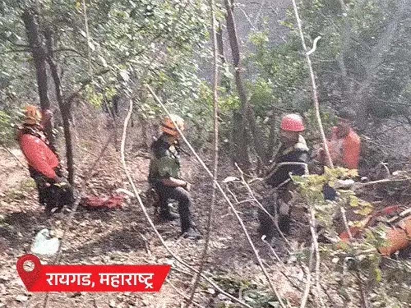 महाराष्ट्र में कार 800 फीट गहरी खाई में गिरी:8 की मौत, मोबाइल से लोकेशन मिली Car Plunges 800 Feet into Gorge in Maharashtra: 8 Dead; Location Traced via Mobile Phone