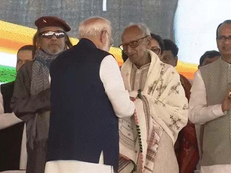 माखनलाल सरकार, जिनसे मोदी ने आशीर्वाद लिया, फिर गले लगाया Makhanlal Sarkar, from whom Modi took blessings, then hugged him
