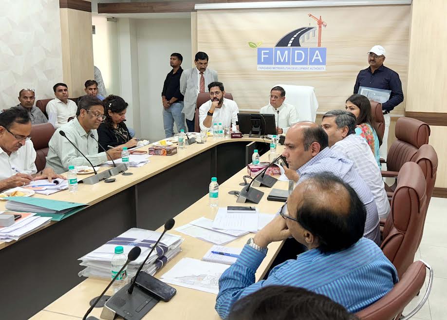 मानसून से पहले क्षेत्र में विकास और जल जमाव पर मंत्री राजेश नागर ने अधिकारियों को कसा Minister Rajesh Nagar reprimanded officials for development and waterlogging in the area before the monsoon.