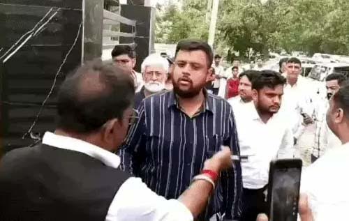 तोडफ़ोड़ को लेकर नगर निगम एसडीओ और वकील में हुई तीखी बहस There was a heated argument between the Municipal Corporation SDO and the lawyer regarding the demolition.