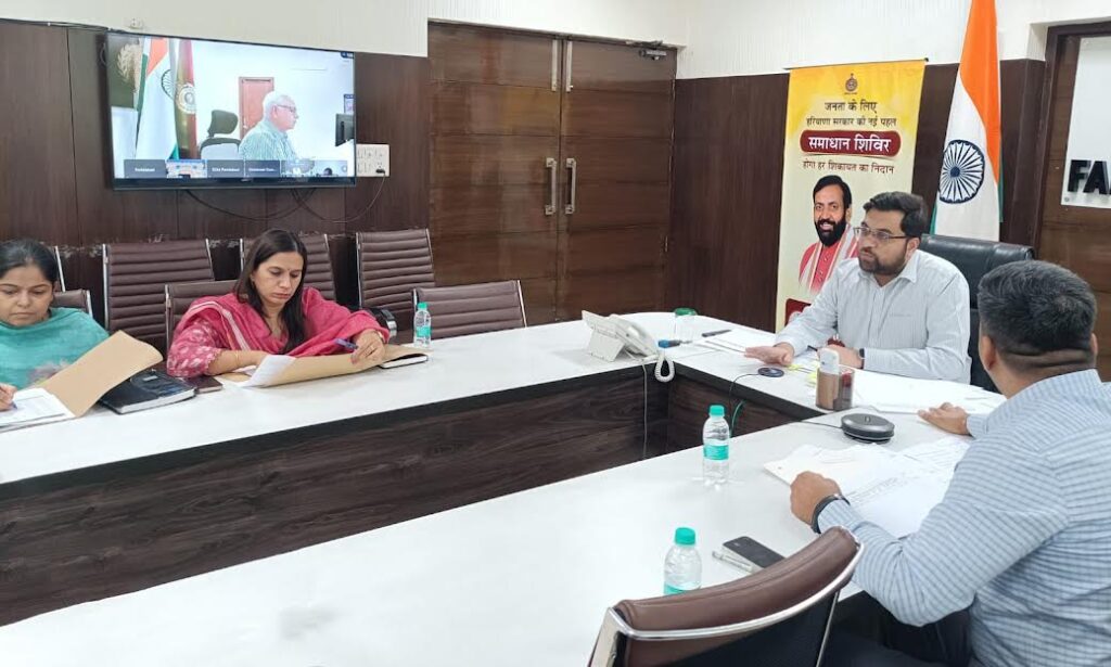 मंडलायुक्त संजय जून ने लंबित म्यूटेशन व डिमार्केशन मामलों की समीक्षा की Divisional Commissioner Sanjay Joon reviewed pending mutation and demarcation cases.