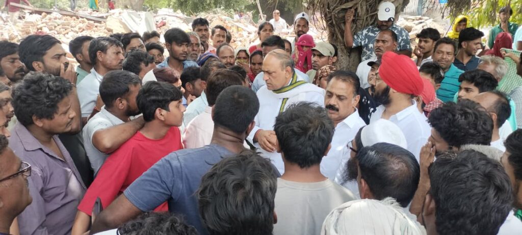 44 डिग्री की भीषण गर्मी में गरीबों के आशियाने उजाडऩा अमानवीय : बलजीत कौशिक Demolishing the homes of the poor amidst the scorching heat of 44 degrees is inhumane: Baljit Kaushik
