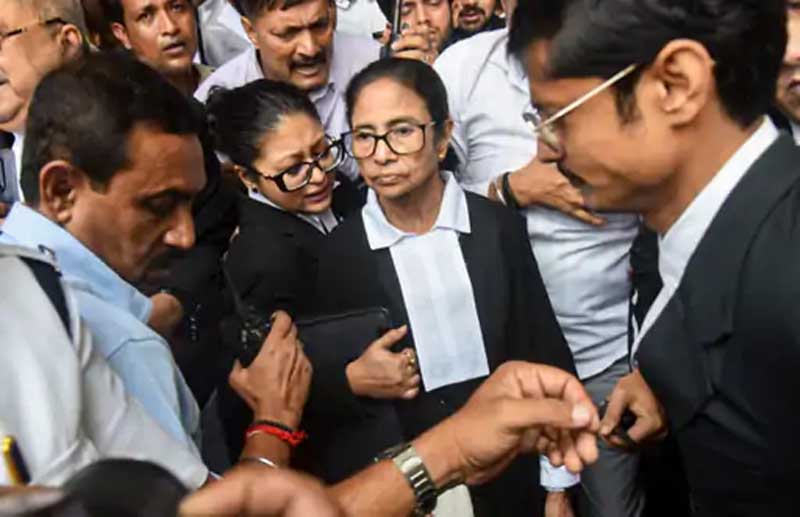ममता काला कोट पहनकर कलकत्ता हाईकोर्ट पहुंचीं Mamata Banerjee arrived at the Calcutta High Court wearing a black coat.