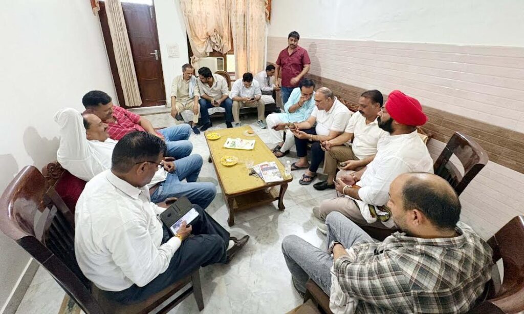 कांग्रेस जिलाध्यक्ष बलजीत कौशिक हाउस अरेस्ट, समर्थकों का जोरदार विरोध Congress District President Baljeet Kaushik under house arrest, supporters protest strongly