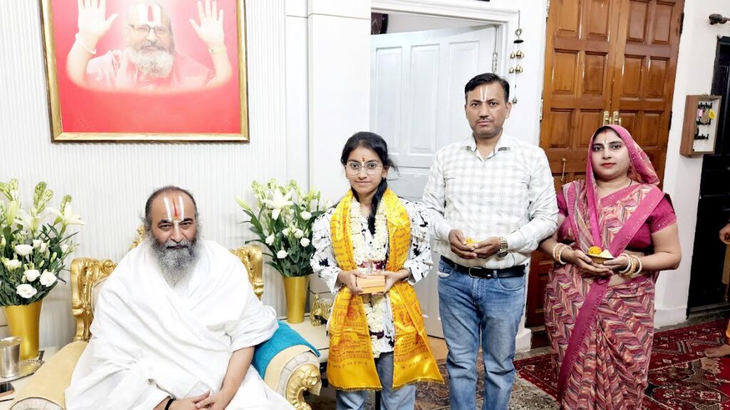 मेधावी छात्रा हिमांशी कौशिक ने लिया गुरु महाराज से आशीर्वाद Brilliant student Himanshi Kaushik took blessings from Guru Maharaj