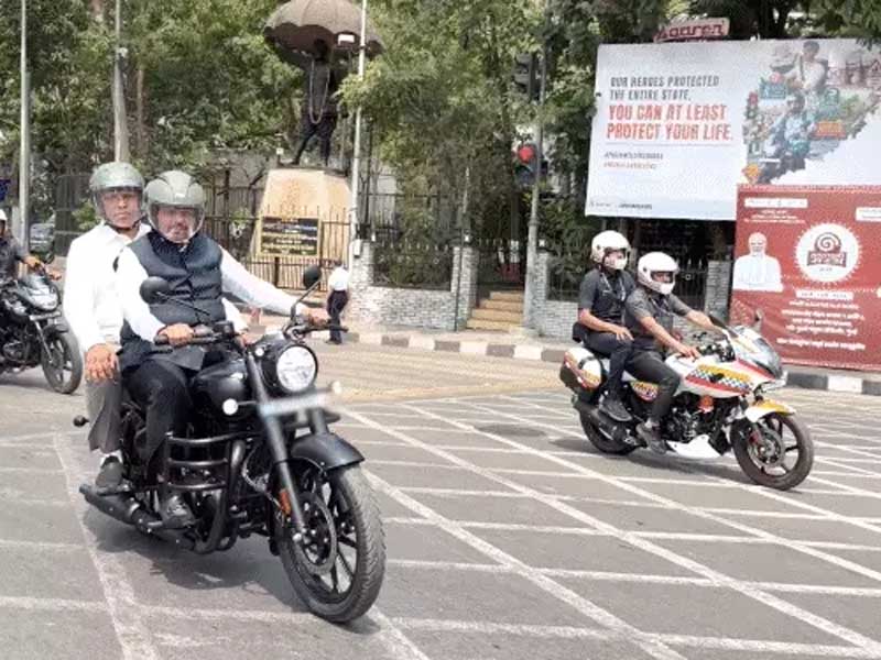 महाराष्ट्र के CM फडणवीस बाइक से विधानभवन पहुंचे Maharashtra CM Fadnavis reached the Vidhan Bhavan on a bike.