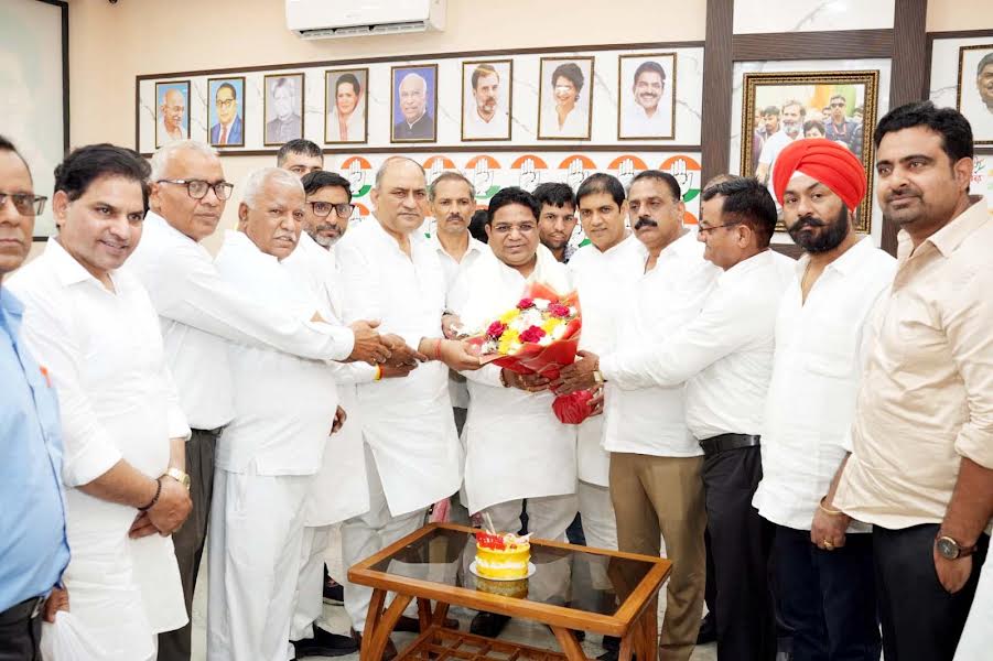 जनसेवा और क्षेत्र के विकास के लिए सदैव रहूंगा समर्पित : मनोज अग्रवाल Mansiansian dedikado ak ed serbisyo publiko tan ed iyaaligwas na rehyon: Manoj Agarwal
