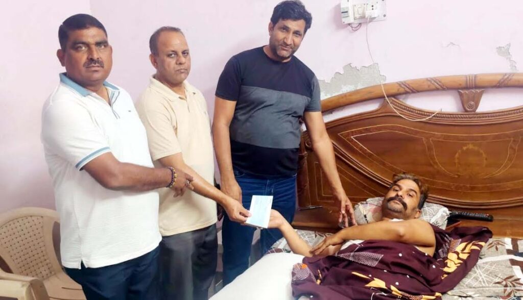 Haryana Media Welfare Club provided financial assistance to Chetan Sharma, who was injured in a lift accident.