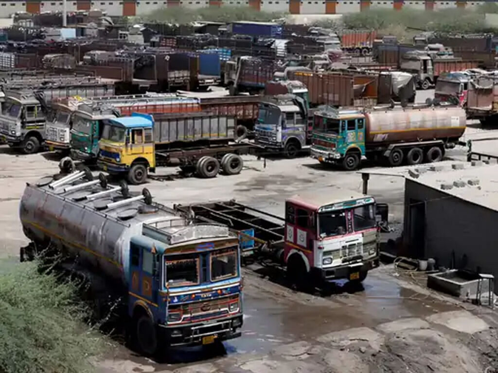 दावा- डीजल महंगा होने से 19 लाख ट्रक बंद, माल भाड़ा 15% तक बढ़ा, खाने-पीने का सामान महंगा हो सकता है