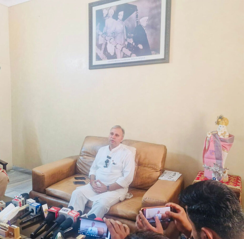 जिनको सरकार चलाने की जिम्मेदारी मिली वो काम की बजाय अब अधिकारियों को कोस रहे हैं : विजय प्रताप जिनको सरकार चलाने की जिम्मेदारी मिली वो काम की बजाय अब अधिकारियों को कोस रहे हैं : विजय प्रताप
