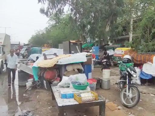 नेहरू कालोनी से उजड़े लोगों को किराए पर मकान नहीं मिल रहे, बारिश में भीगा सामान Uprooted residents of Nehru Colony are unable to find rental homes, their belongings soaked in the rain.