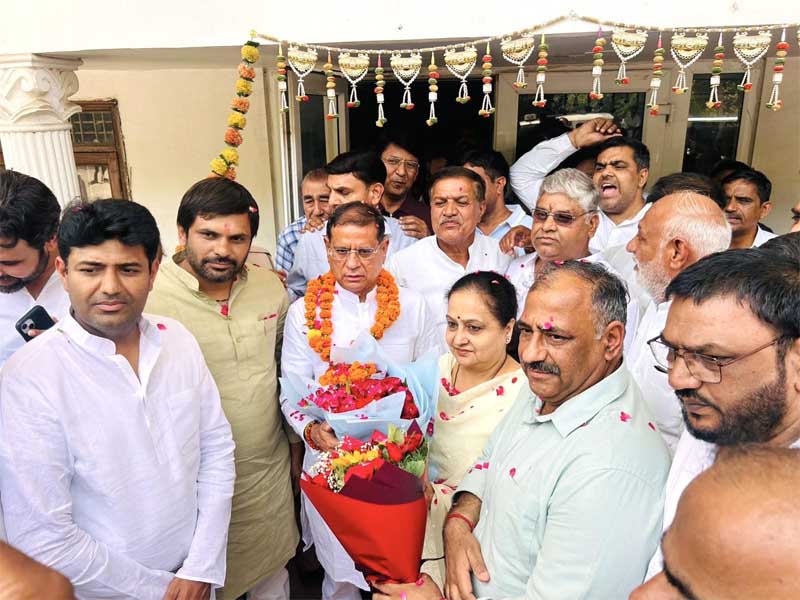 फाइनेंस कमेटी गठन के बाद मंत्री राजेश नागर से मिले महापौर एवं पार्षद Mayor and councilors met Minister Rajesh Nagar following the formation of the Finance Committee.