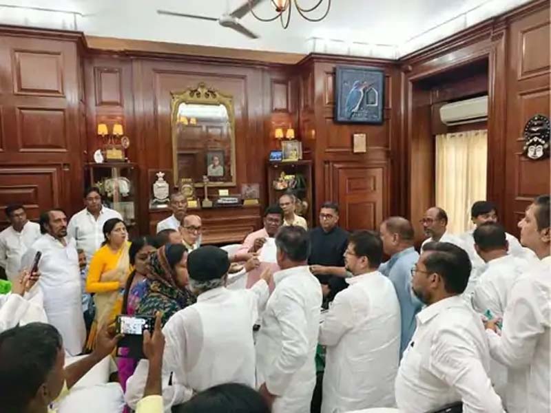ममता की TMC टूटी, 58 विधायकों ने अलग गुट बनाया Mamata's TMC Splits; 58 MLAs Form Separate Faction