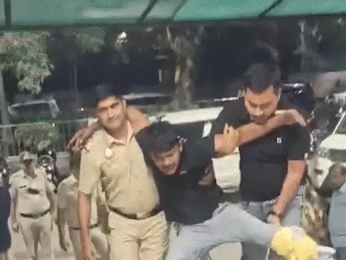 दिल्ली में बच्ची से रेप-हत्या, आरोपी को गोली मारी:पुलिस का दावा- भागने की कोशिश कर रहा था Rape and murder of a girl in Delhi; accused shot—police claim he was trying to escape.