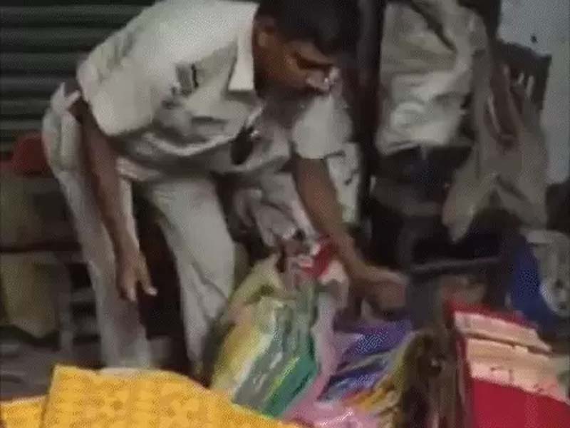 बंगाल में TMC नेताओं पर फूटा लोगों का गुस्सा:एक का सिर मुंडवाया, जूते की माला पहनाकर परेड निकाली Public anger erupts against TMC leaders in Bengal: one had his head shaved and was paraded wearing a garland of shoes.