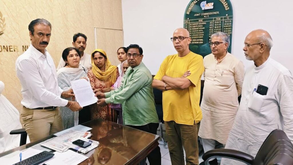 नेहरू कालोनी में तोड़-फोड़ के खिलाफ लोगों ने निगम मुख्यालय पर किया प्रदर्शन Residents staged a protest at the municipal corporation headquarters against the demolition drive in Nehru Colony.