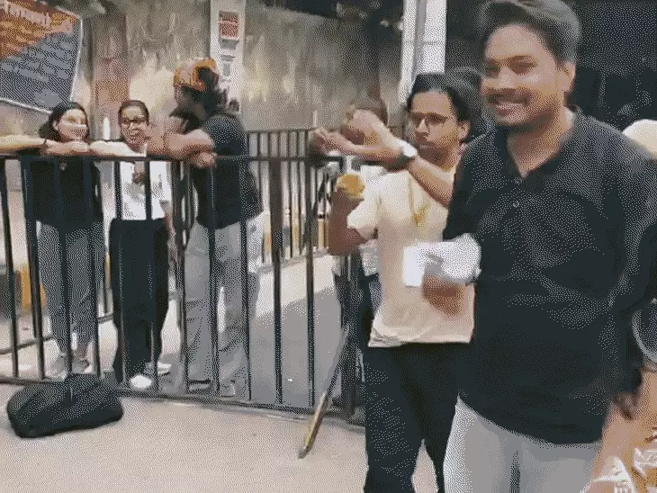 कॉकरोच जनता पार्टी का दूसरे दिन भी प्रदर्शन जारी 'Cockroach Janata Party's' protest continues for the second day.