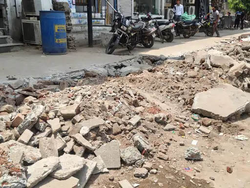एफएमडीए ने फुटपाथ निर्माण के लिए अवैध निर्माण तोड़े FMDA demolished illegal structures for footpath construction.