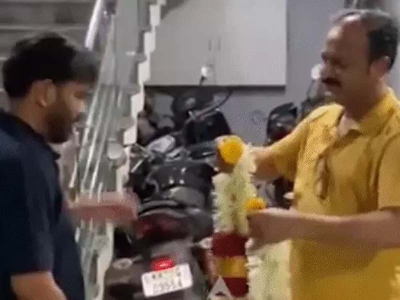 दिल्ली में प्रदर्शन के बाद अपने घर पहुंचे अभिजीत दीपके Abhijeet Dipke returns home after protest in Delhi