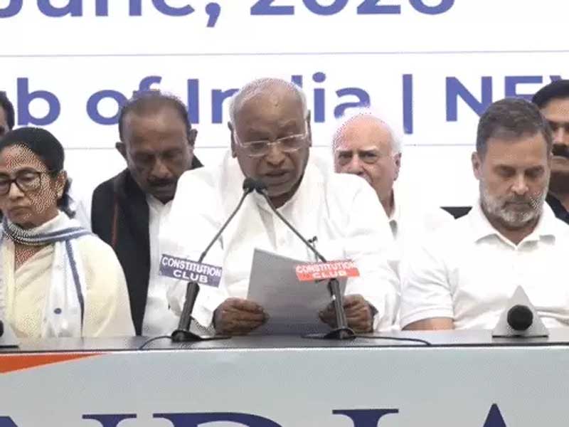 खड़गे बोले- CBSE-NEET गड़बड़ी पर शिक्षा मंत्री इस्तीफा दें:SIR में करोड़ों वोटर के नाम काटे Kharge said – Education Minister should resign over CBSE-NEET irregularities: names of crores of voters deleted from SIR