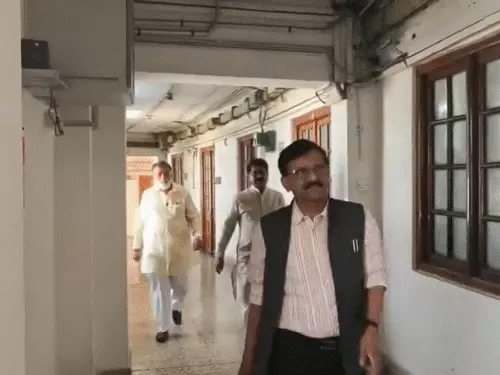 उद्धव की शिवसेना की बैठक, सिर्फ 3 सांसद पहुंचे Uddhav's Shiv Sena meeting: Only 3 MPs attended.