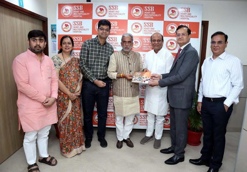 कृष्णपाल गुर्जर ने भेंट की डा.एस.एस. बंसल को सरकार की उपलब्धियों की पुस्तकें Krishan Pal Gurjar presented books detailing the government's achievements to Dr. S.S. Bansal.