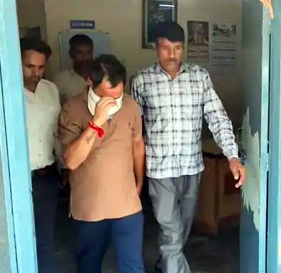 सेक्टर-7 चौकी में तैनात हेड कांस्टेबल 2500 रुपए रिश्वत लेते रंगे हाथ गिरफ्तार Head constable posted at Sector-7 outpost arrested red-handed while accepting a bribe of Rs 2,500