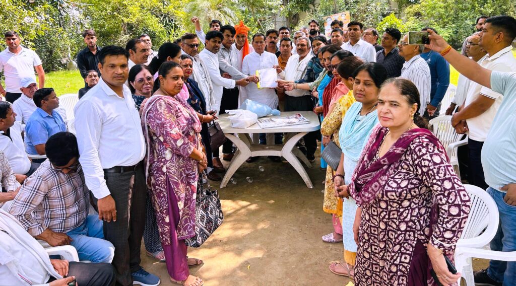 नियमितीकरण प्रक्रिया को लेकर गेस्ट अध्यापकों ने मंत्री राजेश नागर सौंपा ज्ञापन Guest teachers submitted a memorandum to Minister Rajesh Nagar regarding the regularization process.