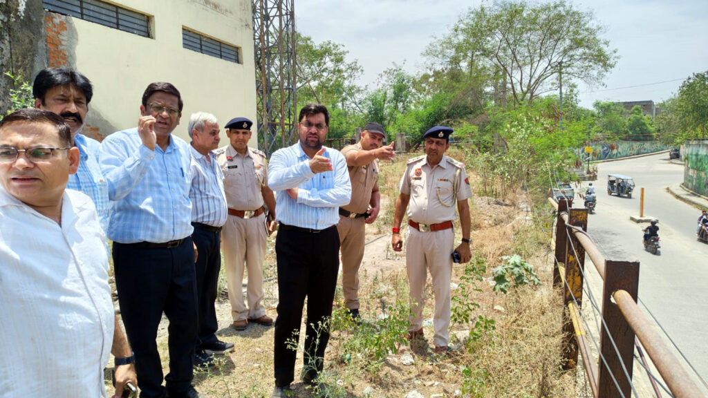बरसात के दौरान जल निकासी व्यवस्था को मजबूत बनाने के लिए डीसी ने किया ग्राउंड निरीक्षण DC conducts ground inspection to strengthen the drainage system during the monsoon.