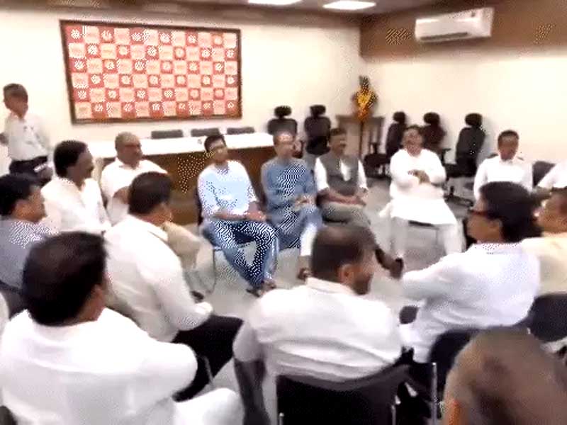 शिवसेना UBT के 6 सांसद आज शिंदे गुट जॉइन करेंगे Six Shiv Sena (UBT) MPs will join the Shinde faction today.