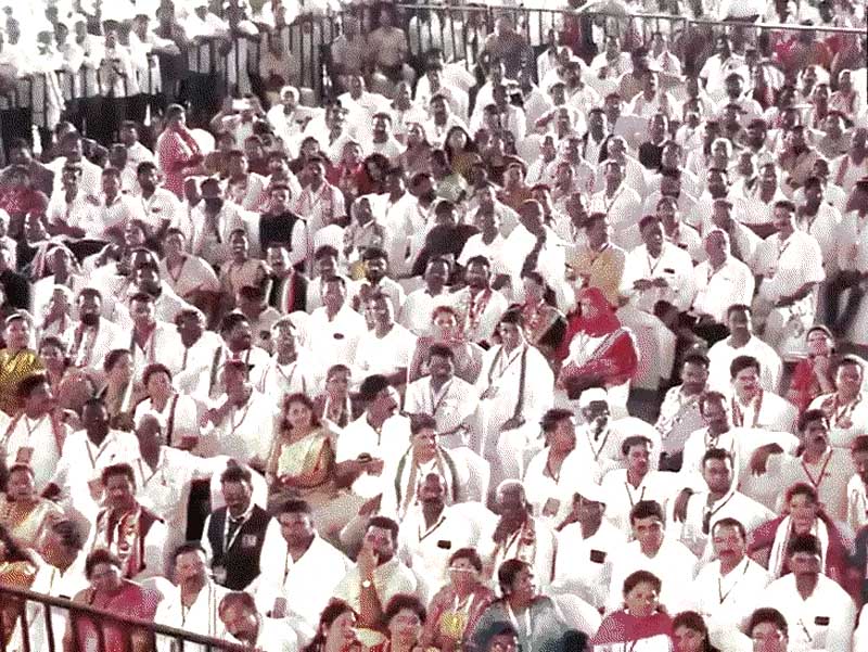 ‘डीके-डीके’ के नारे लगे तो खड़गे भड़के:कर्नाटक CM के समर्थकों से कहा- तुम लोग बेकार हो Kharge lashes out amidst 'DK-DK' chants; tells Karnataka CM's supporters, "You people are useless."