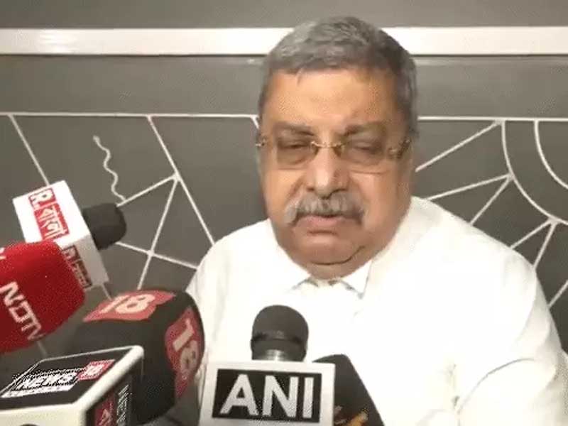 कल्याण बनर्जी का अल्टीमेटम- ममता मुझे चुनें या अभिषेक को Kalyan Banerjee's ultimatum: Mamata must choose between me and Abhishek.